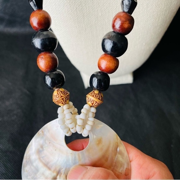 Elegant Beaded Necklace with Shell Pendant - Picture 4 of 7